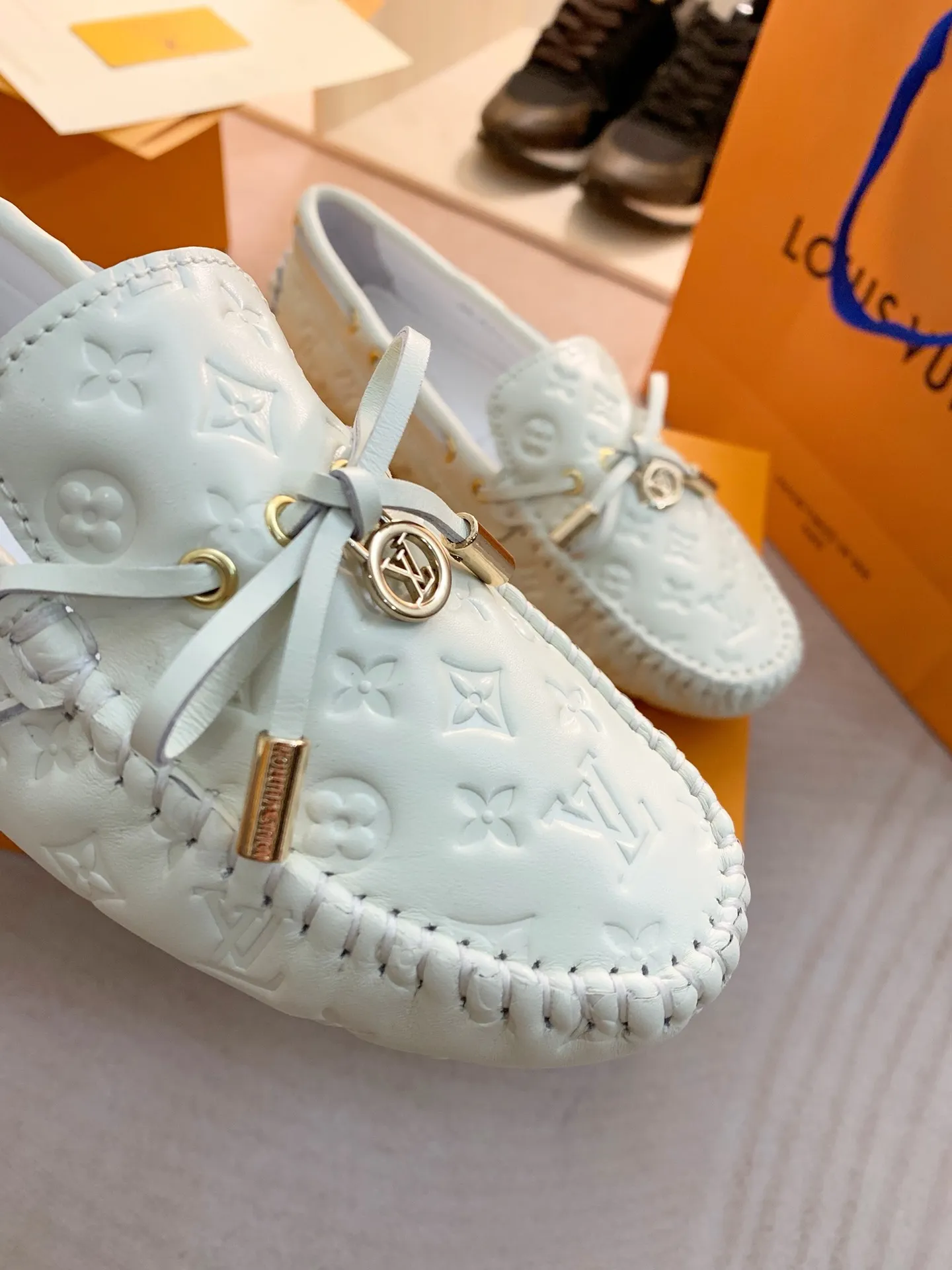 p460💰Couple model❤️🇫🇷 𝙇𝙤𝙪𝙞𝙨 𝙑𝙪𝙞𝙩𝙩𝙤𝙣 🇫🇷Louis Vuitton 2023 Classic𝓛𝓿 𝓣𝓻𝓪𝓲𝓷𝓮𝓻 Sports Series ➪➪➪¯ [Arizona Doudou Shoes Series] ▪️▪️▪️Arizona slip-on shoes are made of Monogram Eclipse canvas. Its hand-painted and dyed edges and hand-sewn uppers fully demonstrate Louis Vuitton's traditional shoemaking craftsmanship. This slip-on shoe is very lightweight. The integrated tongue and upper make it particularly comfortable and flexible. The soft outsole is equipped with rubber padding. Decorated with matching sash. Detailed features: ☑️Monogram Eclipse canvas ☑️Black Eclipse pattern ☑️Hand-painted shoe edges ☑️Hand-sewn uppers (each pair takes time to process) ☑️Integrated tongue and upper construction ☑️Outsole equipped with rubber lining ☑️size: 35_46